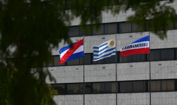 La Bandera de Artigas, el Pabellón Nacional y la Bandera de los Treinta y Tres Orientales, símbolos patrios de Uruguay.