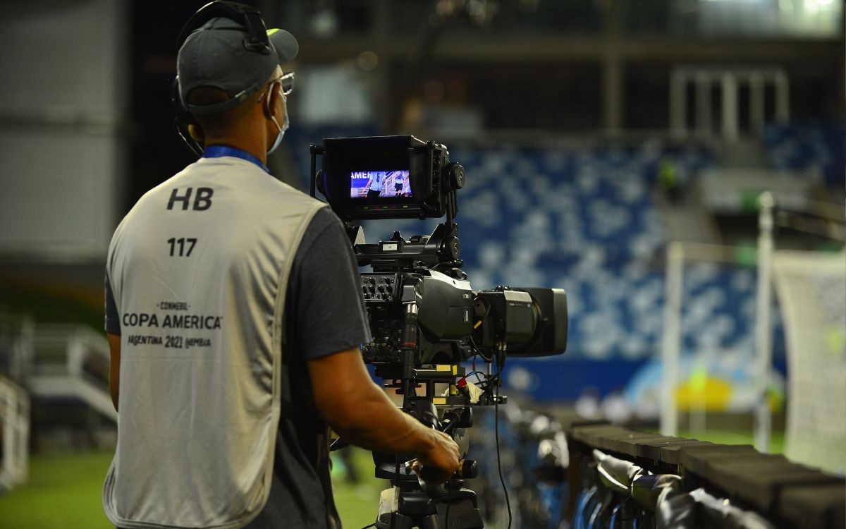 La televisación de un partido de fútbol.