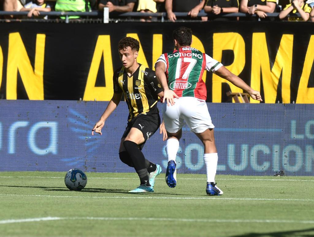 Nicolás Rossi ante Guillermo Cotugno en el Peñarol-Deportivo Maldonado.