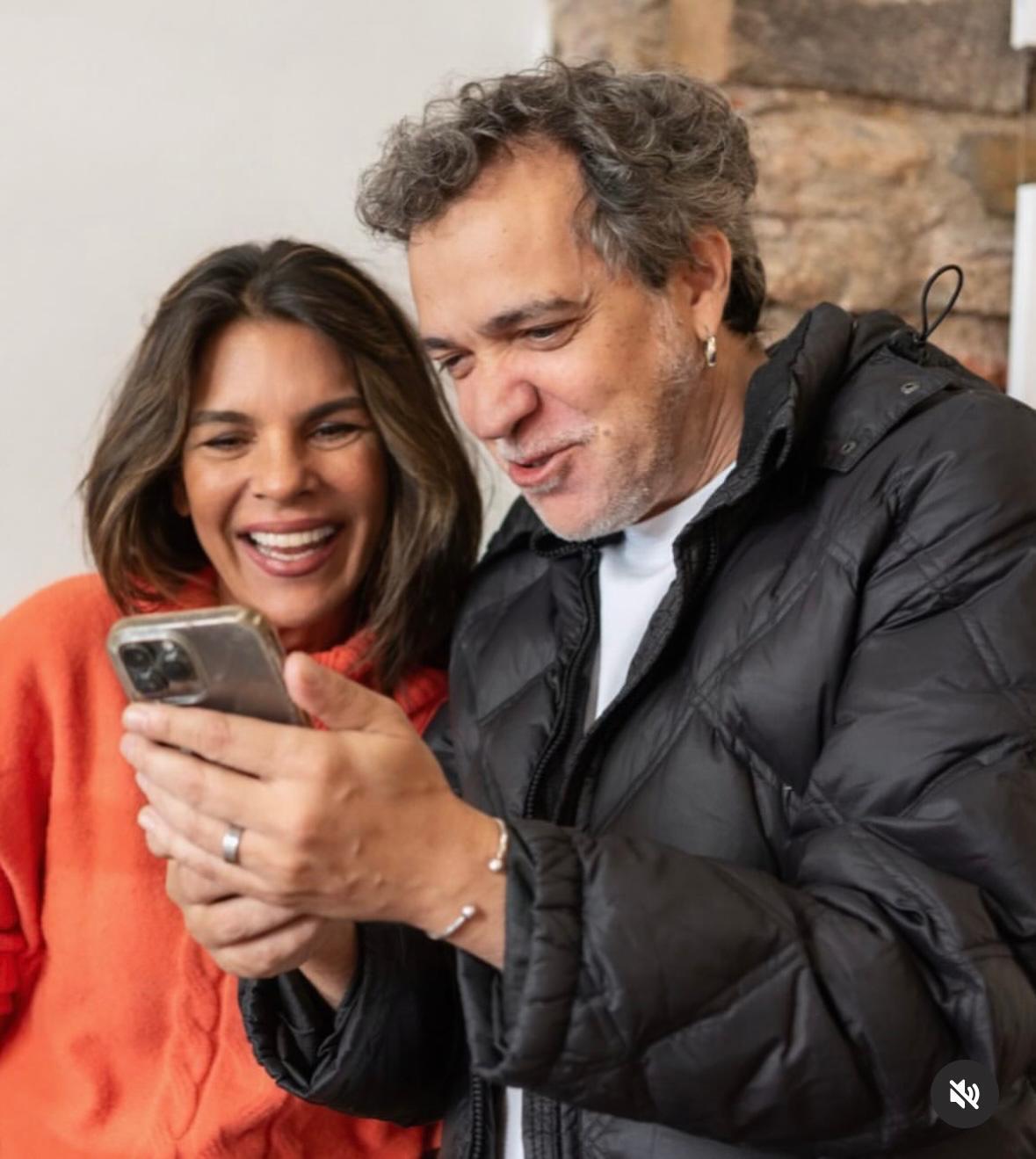 Victoria Rodríguez junto a Paulinho Moska en el Centro Cultural UTU, donde se exhibe la muestra del músico brasileño.