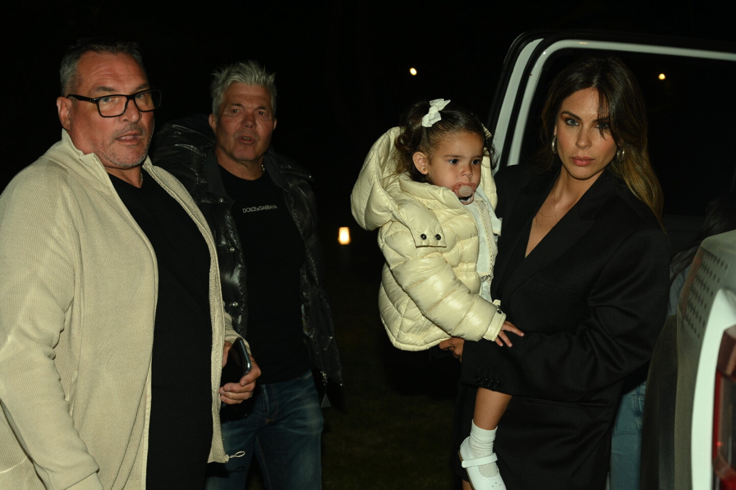 Astesiano custodiando a Fernando Burlando, Barby Franco y su pequeña hija en el desfile de Cristino