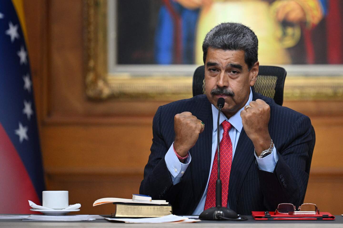 El presidente Nicolás Maduro hace un gesto durante una conferencia de prensa a medios internacionales sobre las elecciones presidenciales en el palacio presidencial de Miraflores en Caracas.