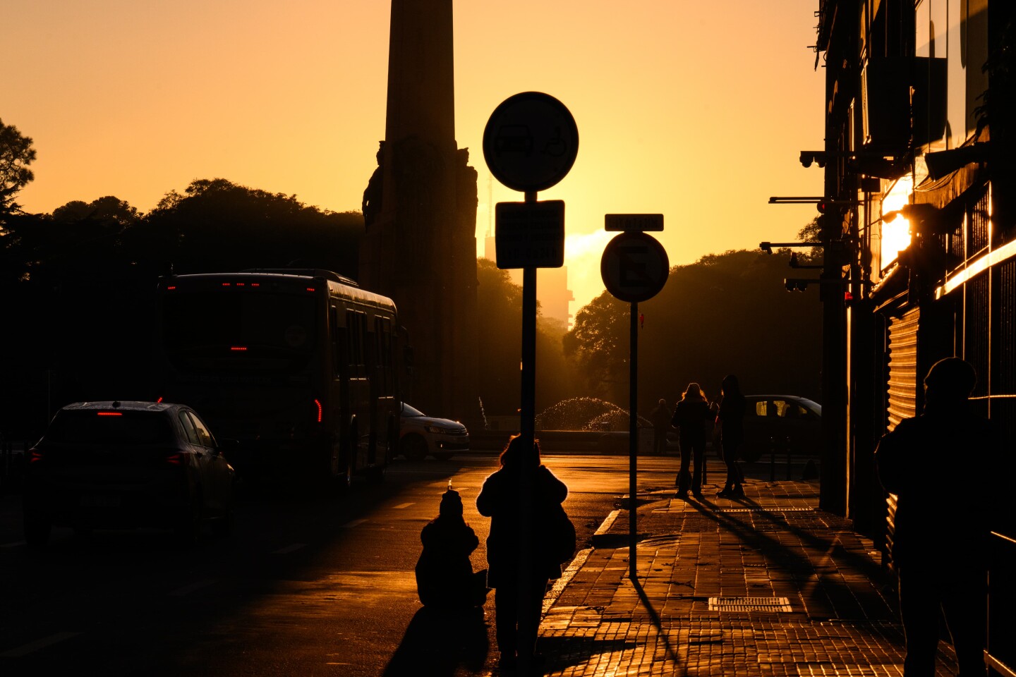 Cada 18 de julio, a las 7:48, el sol amanece alineado con la avenida homónima en Montevideo