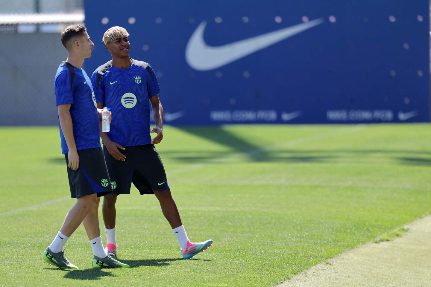 Lamine Yamal junto con Fermín López en un entrenamiento con Barcelona.
