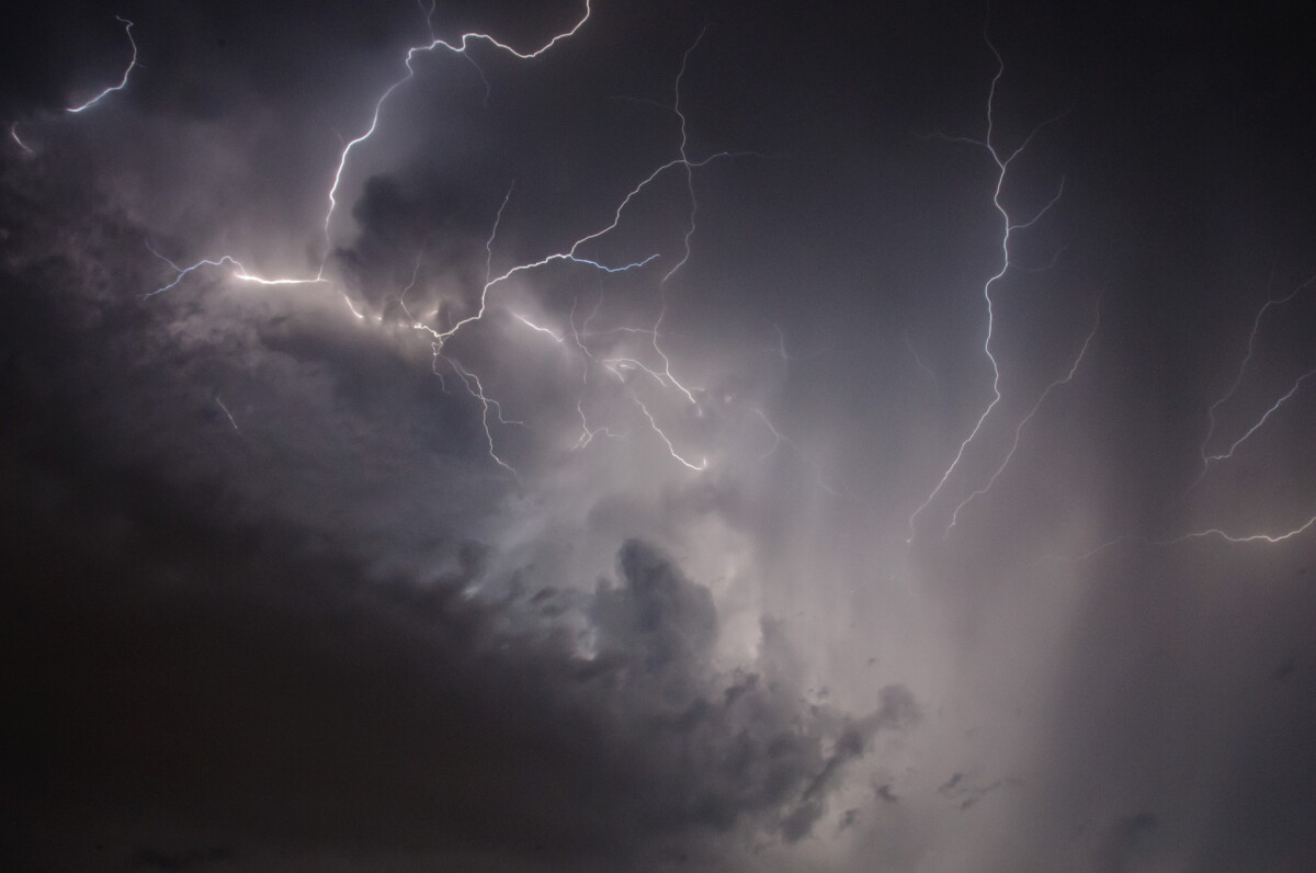 Rayos en el cielo durante una tormenta.
