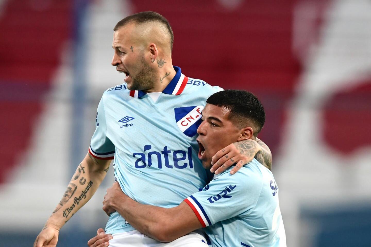Diego Romero y Nicolás López celebran el gol que marcó el