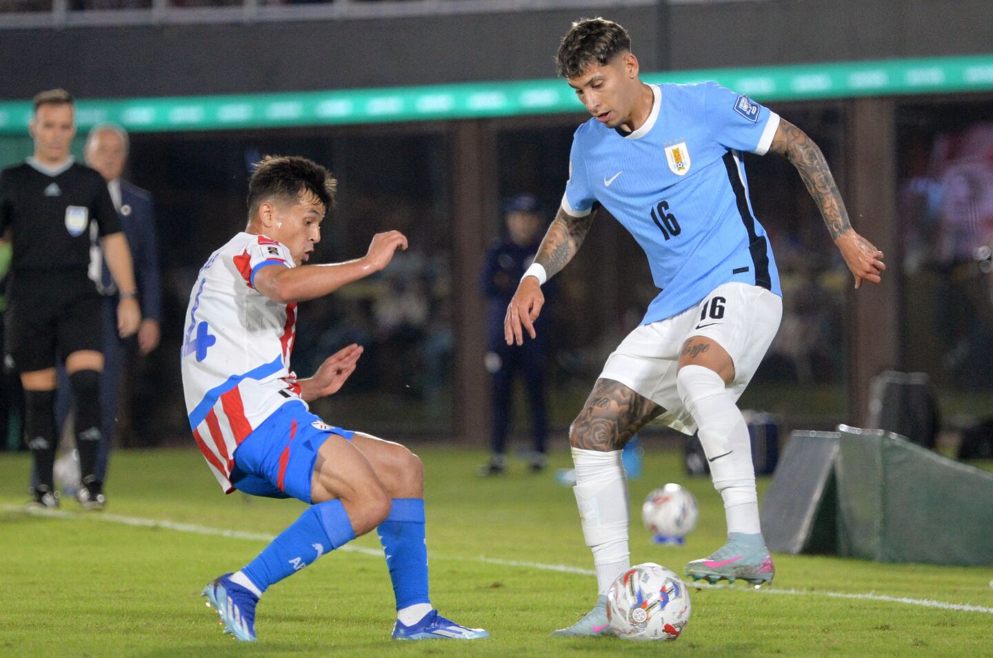 Mathías Olivera frente a Andrés Cubas en el partido entre Paraguay y Uruguay por las Eliminatorias rumbo al Mundial 2026.