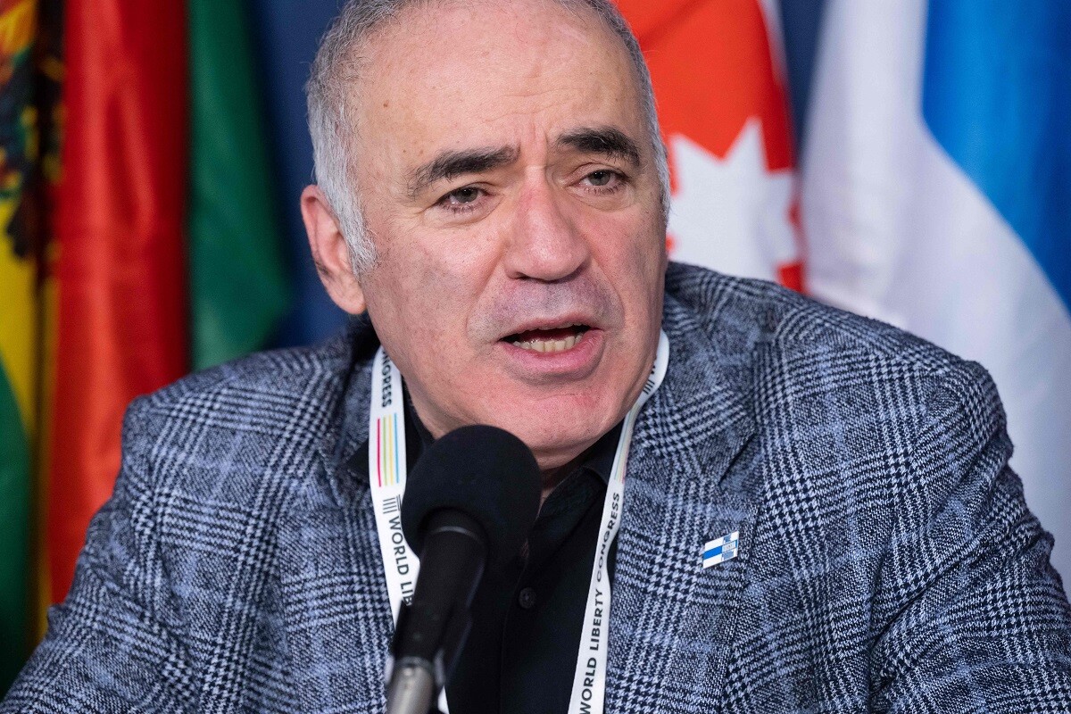 Garry Kasparov hablando en conferencia en Washington.