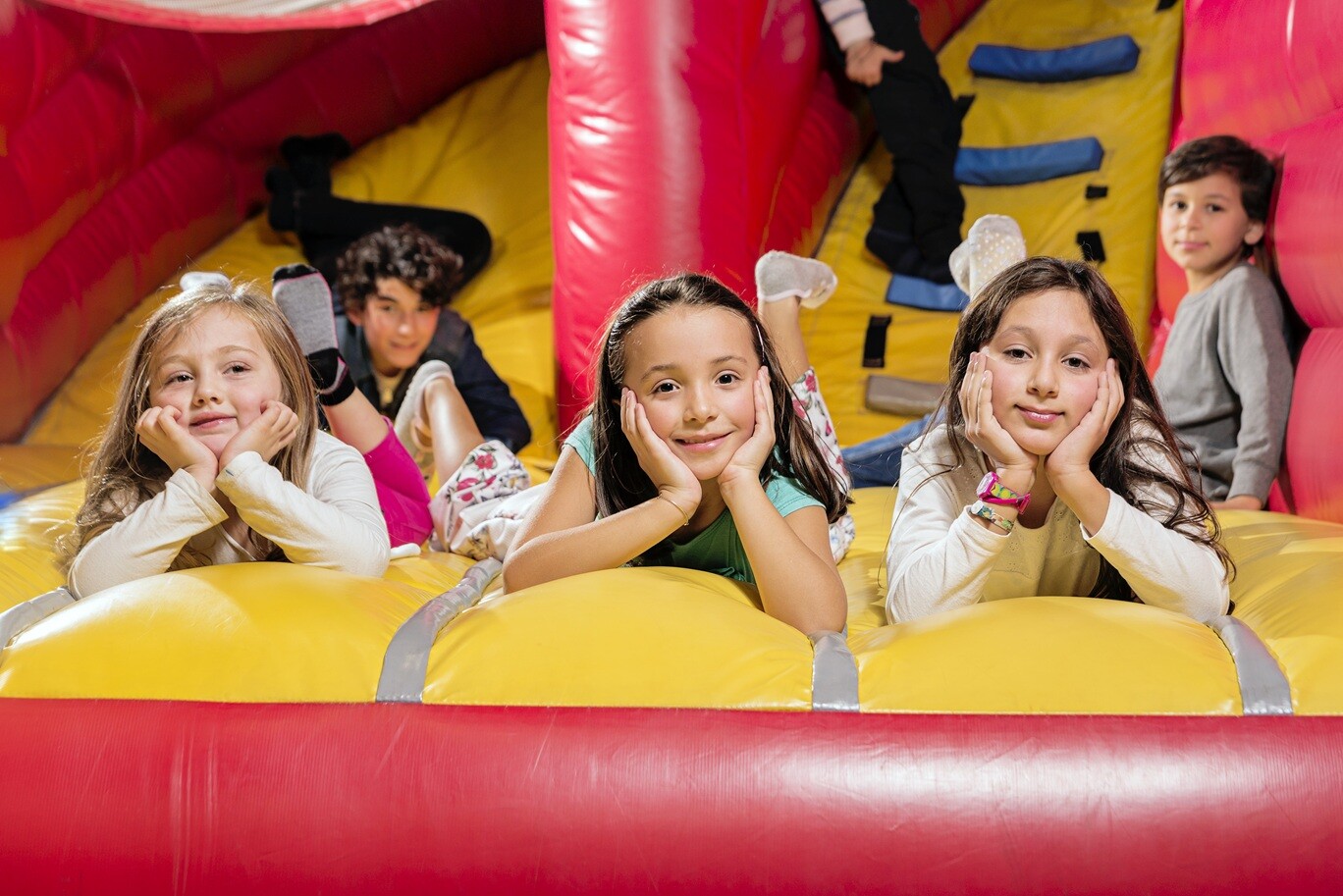 Niños en parque de diversiones de Enjoy Punta del Este