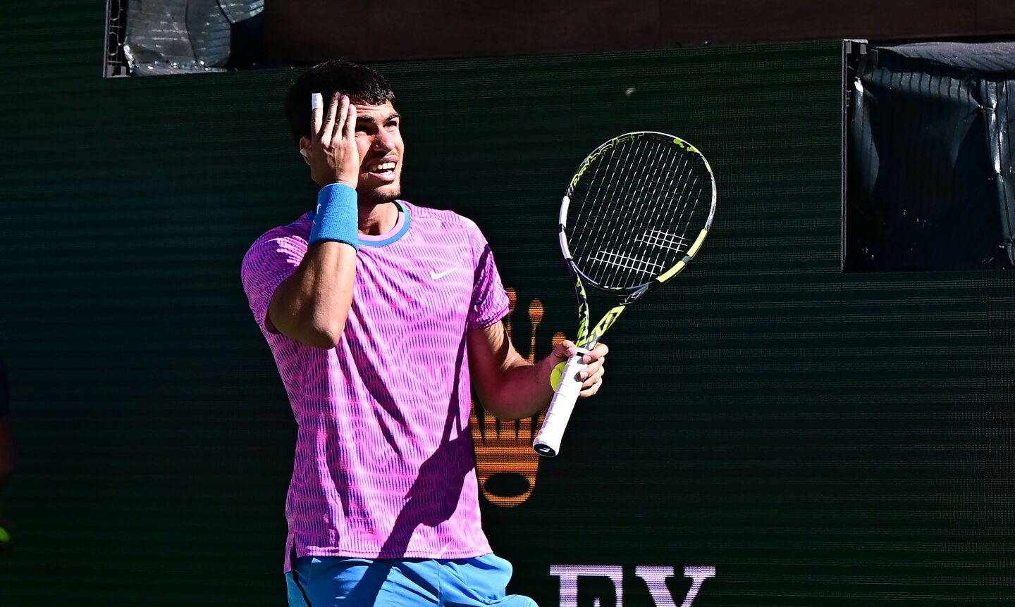 Carlos Alcaraz atacado por abejas en Indian Wells.