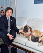 Javier Milei y sus perros en una foto de archivo.