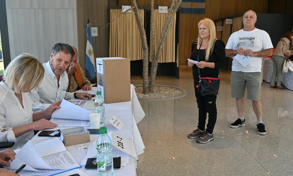 Elecciones en Argentina: votación en circuito en edificio Fendi Château en Maldonado. Foto: Ricardo Figueredo