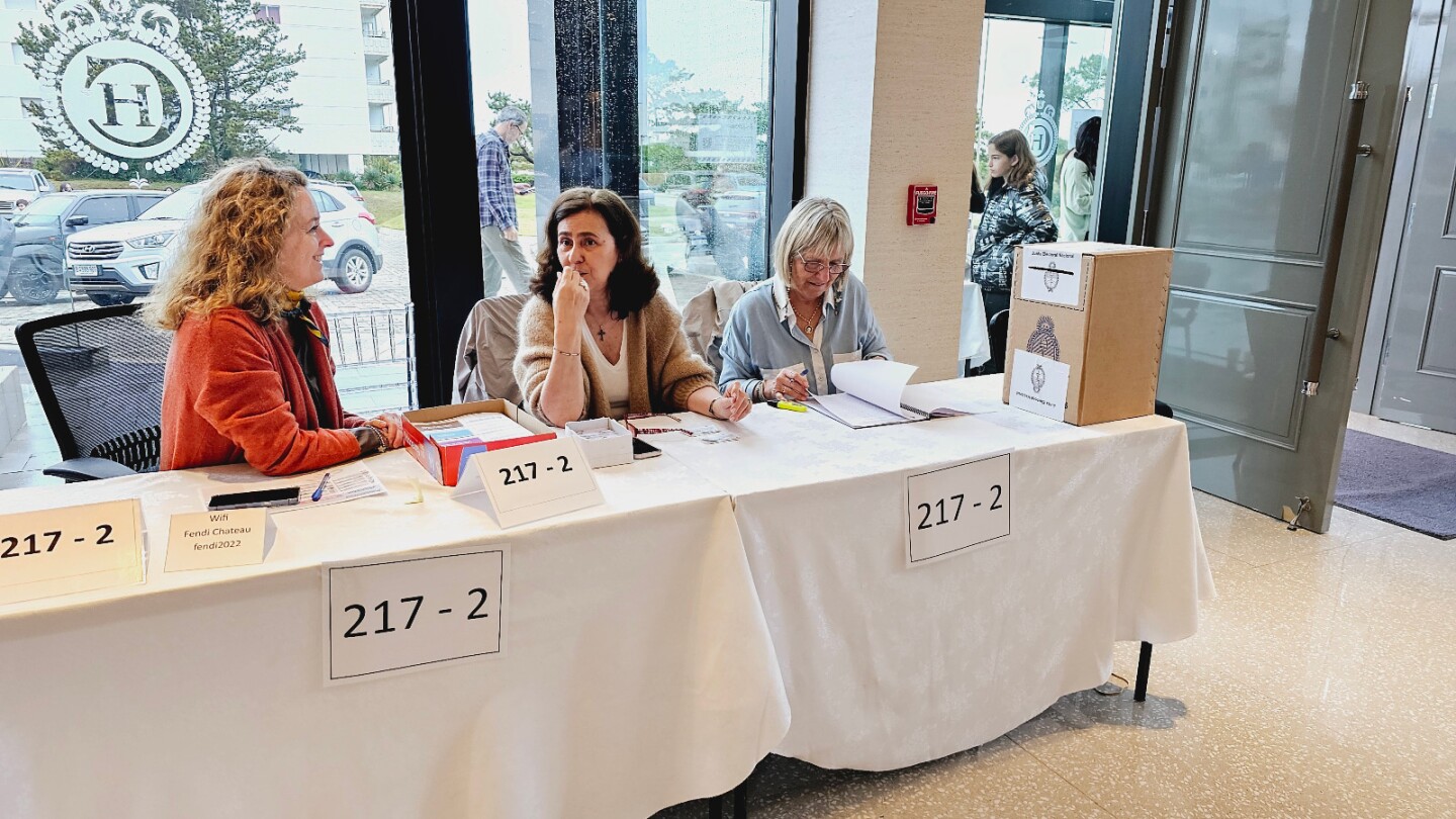 Circuito de votación en Punta del Este para argentinos en Uruguay.