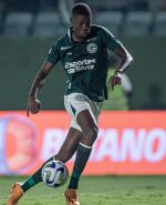 Matheus Babi defendiendo la camiseta de Goiás.