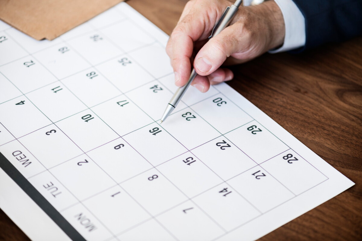 Persona marcando un calendario.