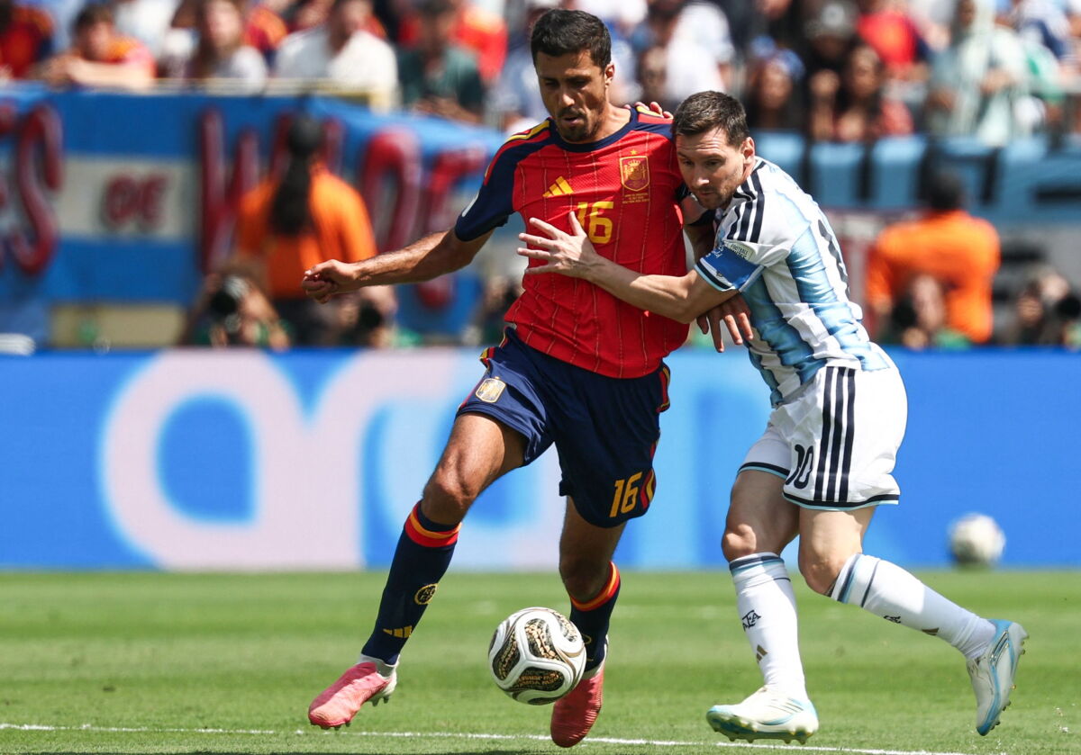 Rodri frente a Lionel Messi en la final del Mundial 2026.
