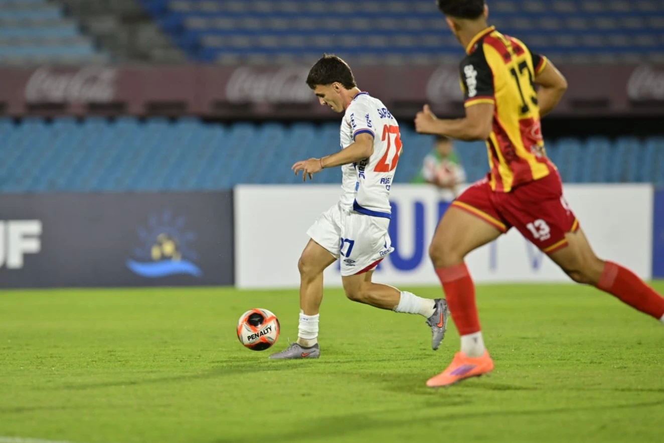 Tomás Verón Lupi con la pelota en el partido entre Nacional y Progreso.
