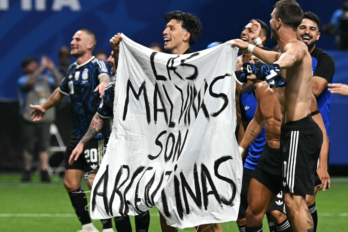 Los jugadores argentinos muestran una pancarta con el lema: "Las Malvinas son argentinas", tras ganar la semifinal del Mundial de Fútbol de 2026 entre Inglaterra y Argentina en el Estadio de Atlanta.