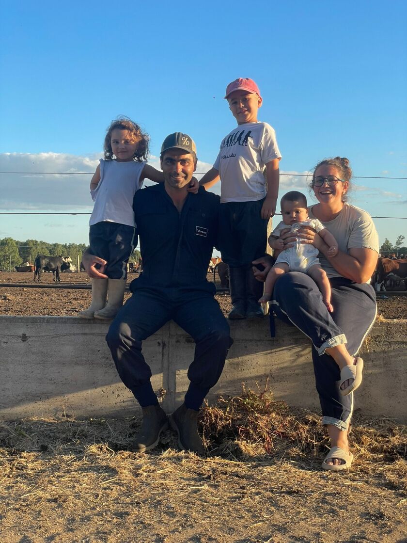 Leonardo, Milagros y sus tres hijos.