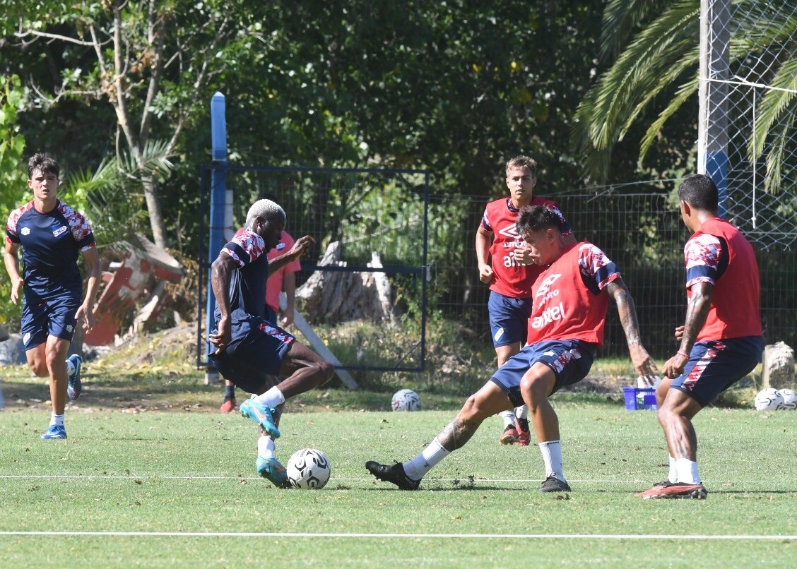 Christian Ebere disputa una pelota con el argentino Alexis Castro.