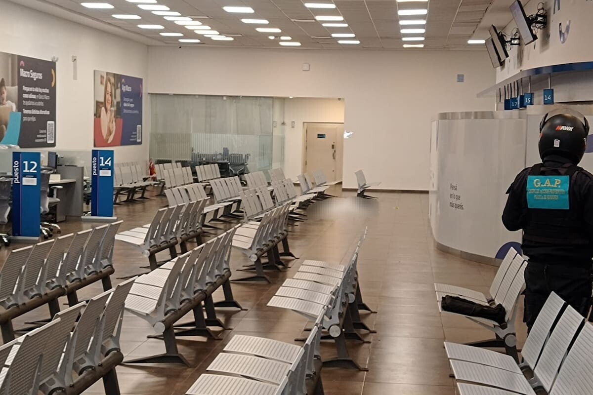 La sala de espera del banco donde murió el hombre que se atragantó con un chipá