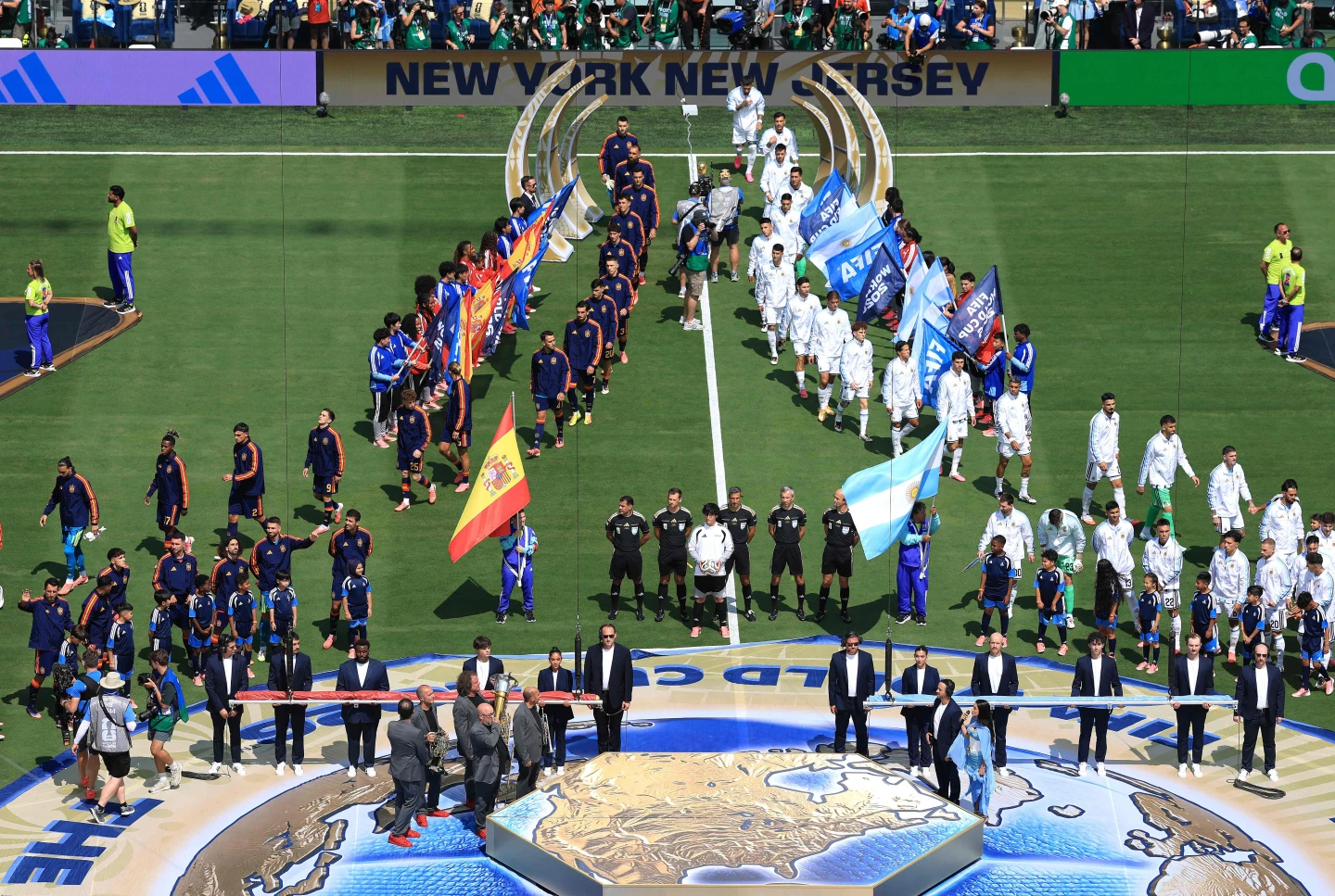 Planteles de España y Argentina ingresan a la cancha para la final del Mundial 2026.