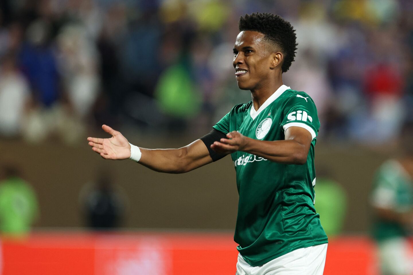 Estevao festeja su golazo en el partido entre Palmeiras y Chelsea por el Mundial de Clubes.