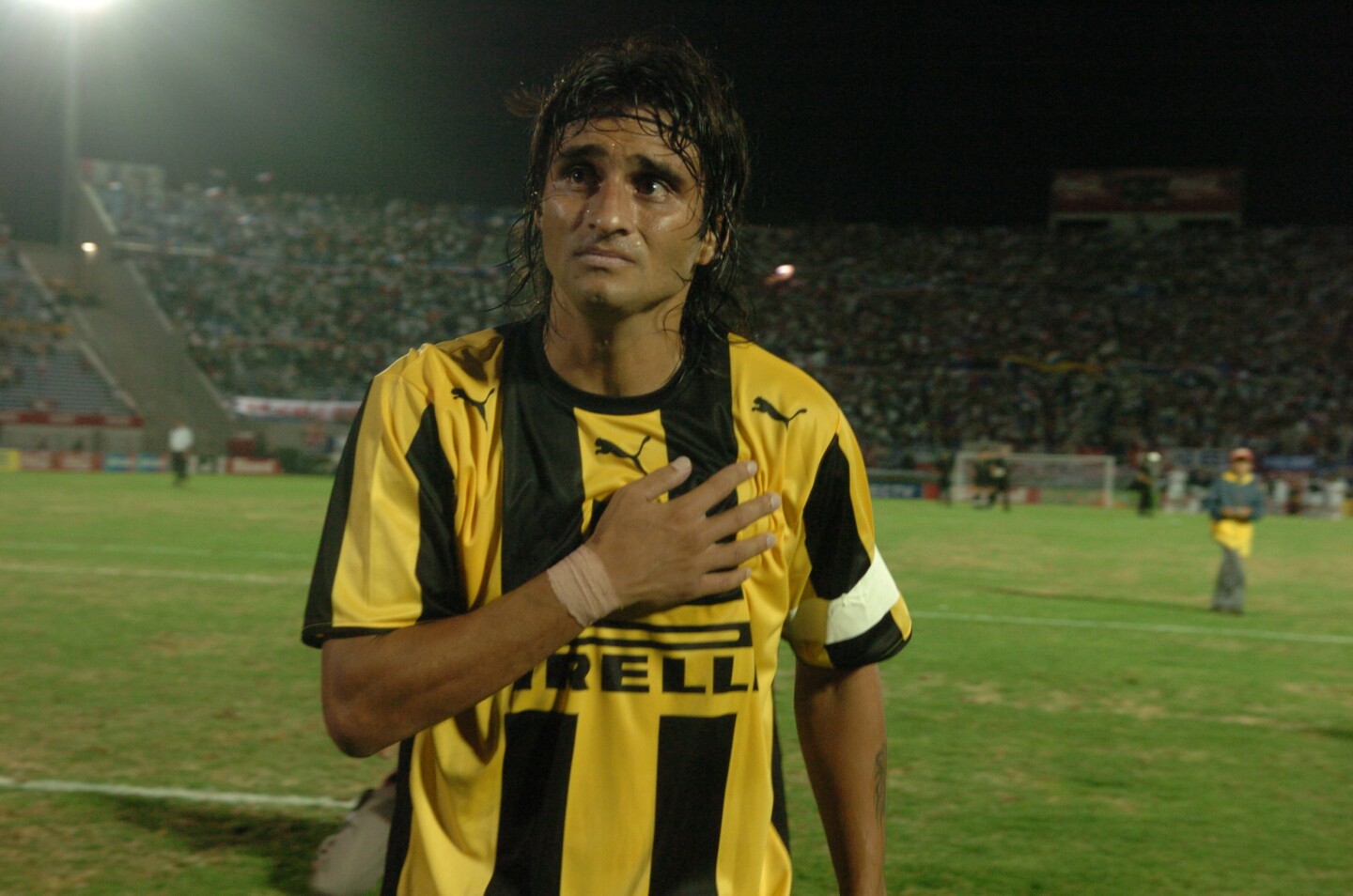 Carlos Bueno saluda a la hinchada de Peñarol tras disputar un clásico frente a Nacional en el estadio Centenario.