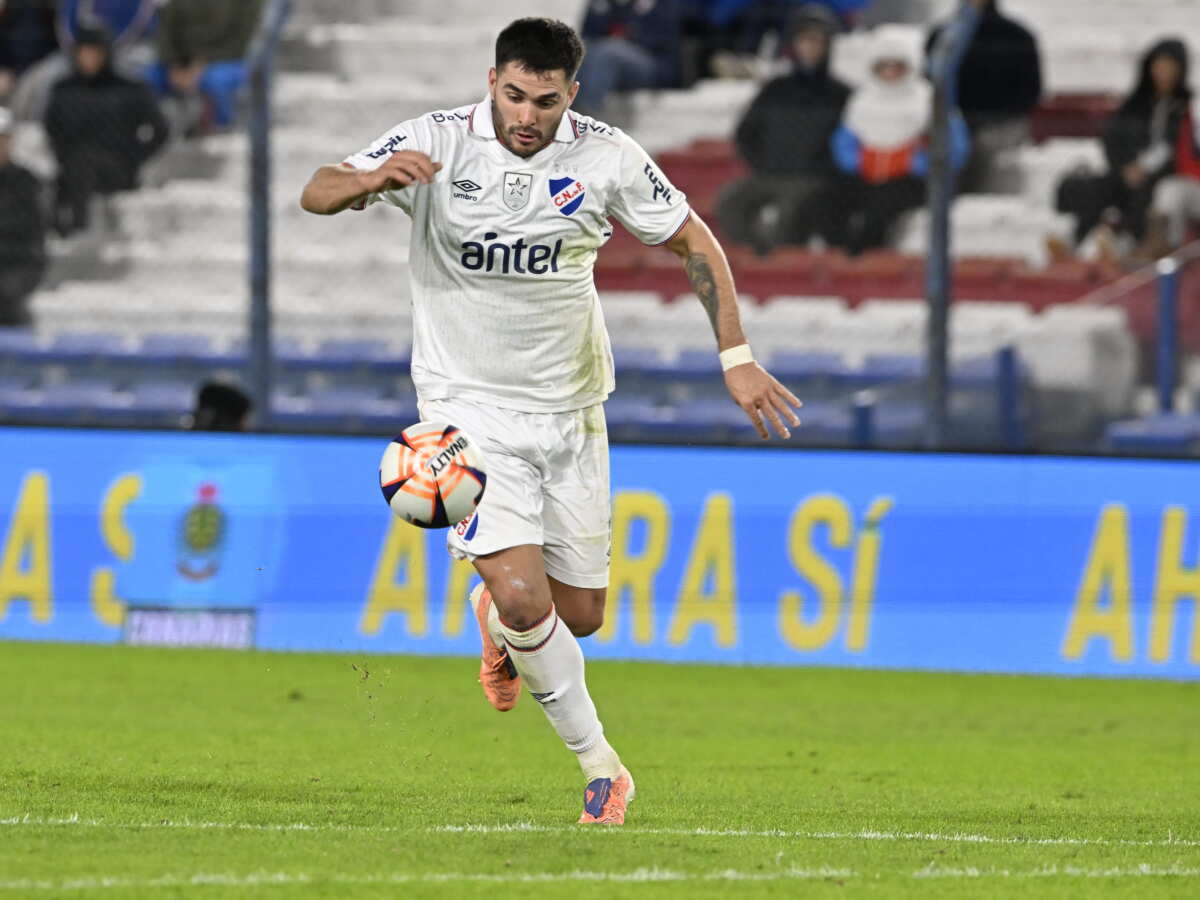 Maxi Gómez trasladando la pelota en pleno partido con Nacional.