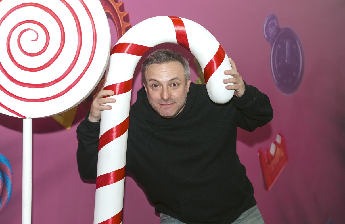 Sebastián Almada integra el elenco de "Charlie y la fábrica de chocolate" en Calle Corrientes.