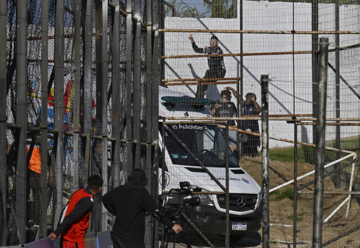 Hinchas de Cerro que buscan enfrentarse con los de Danubio en Jardines del Hipódromo.