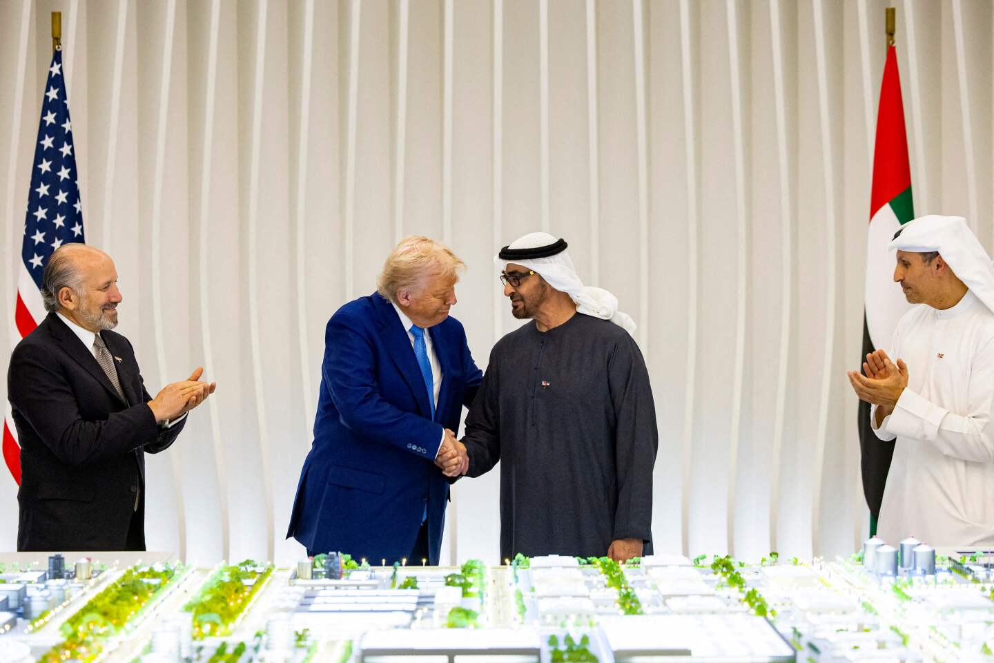 El presidente de Estados Unidos, Donald Trump (segundo por la izquierda), y el presidente de los Emiratos Árabes Unidos, el jeque Mohamed bin Zayed al-Nahyan (segundo por la derecha), se dan la mano mientras el director ejecutivo de Mubadala, Khaldoon Khalifa al-Mubarak.
