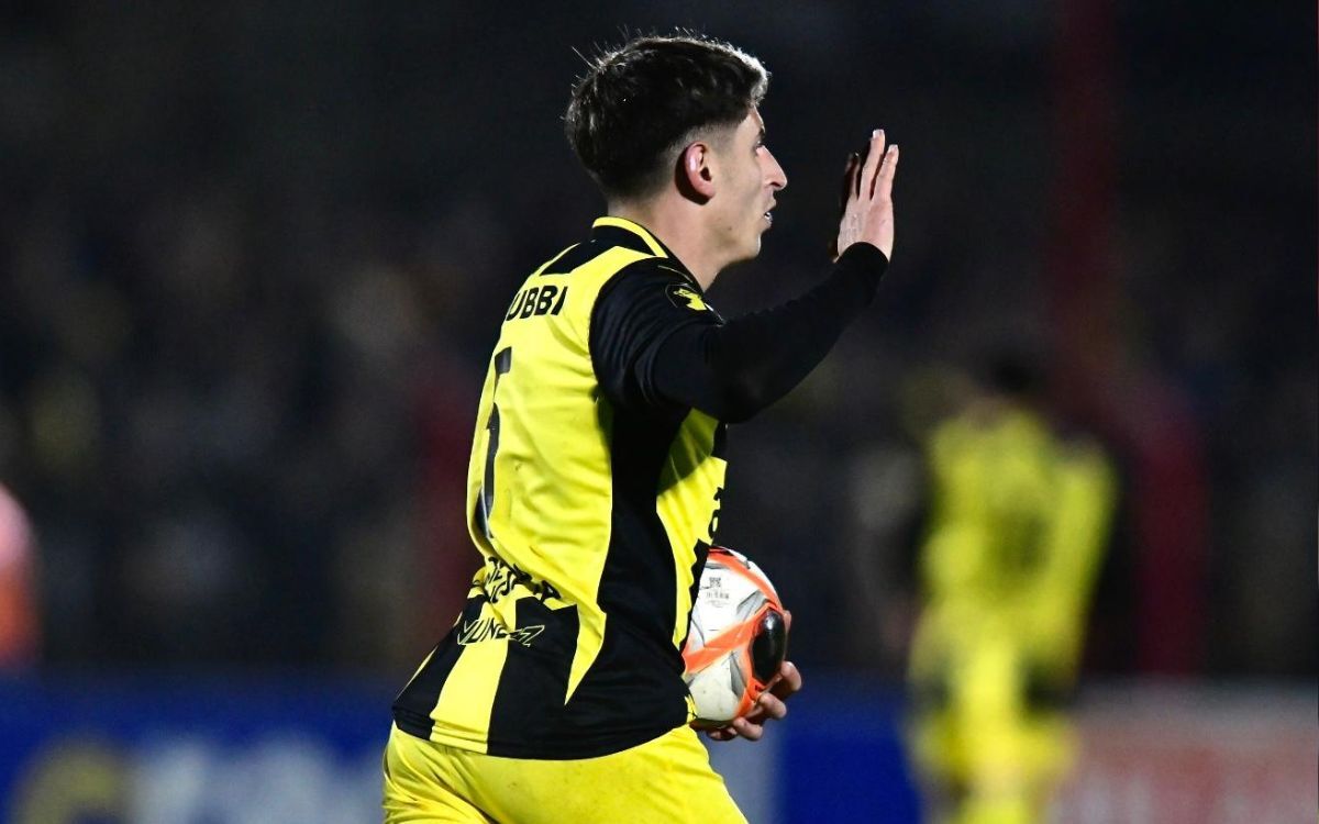 Ignacio Sosa celebra el gol de Peñarol frente a Boston River.