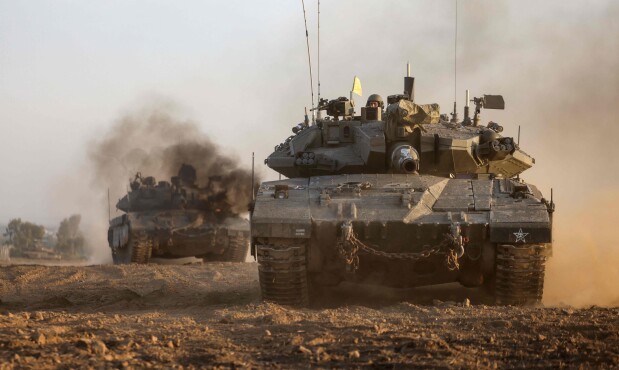 Tanques israelíes se preparan para ingresar en Gaza. “El ejército opera en todas partes donde Hamás tiene bastiones”, indicaron las fuerzas.