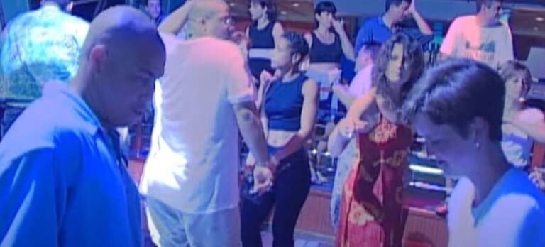 Amy Lynn Bradley y Yellow Douglas, bajista de la banda en el crucero Rhapsody of the Seas, bailando en la discoteca del barco.