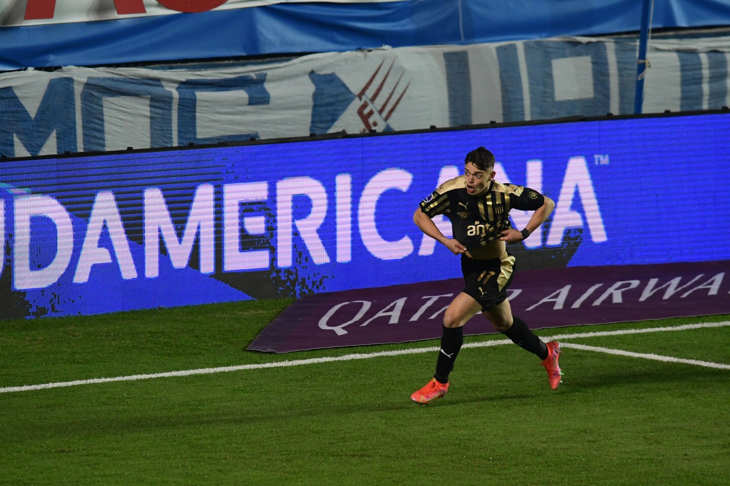 Valentín Rodríguez en el festejo de su gol en el clásico por Copa Sudamericana 2021