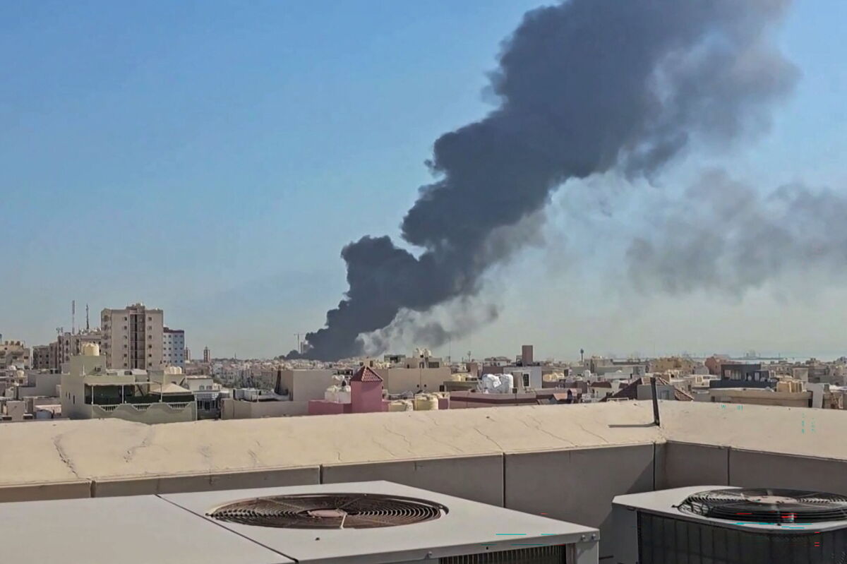 Kuwait. Humo en Mangaf, al sur de la ciudad de Kuwait, que acusó a Irán de atacar objetivos civiles e infraestructuras, tras otras agresiones contra una instalación petrolera y una planta de energía y agua.