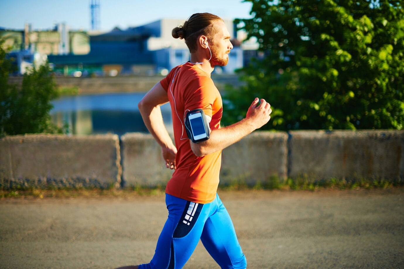 hombre-sano-haciendo-deporte_1098-123.jpg
