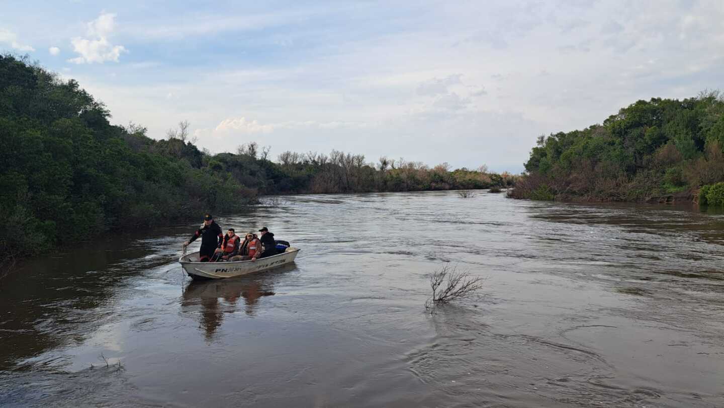 Búsqueda en el río Arapey.