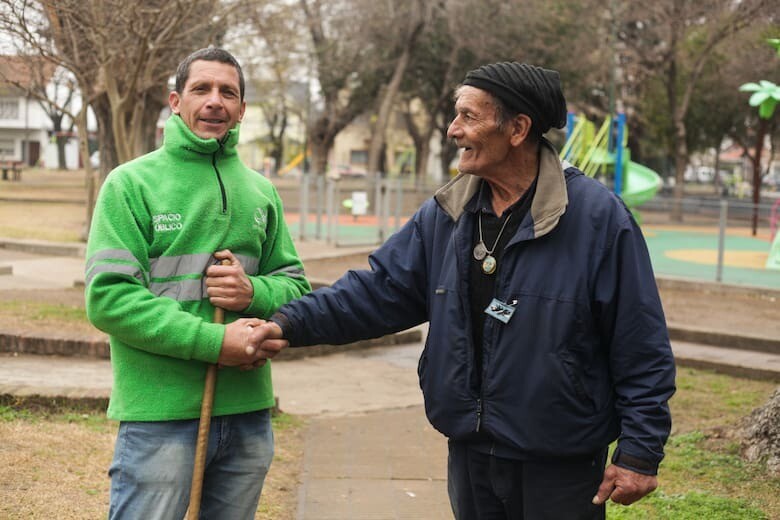 Walter Messa el plazero que evitó a escobazos el robo al auto de un vecino. Junto a un excombatiente de Malvinas