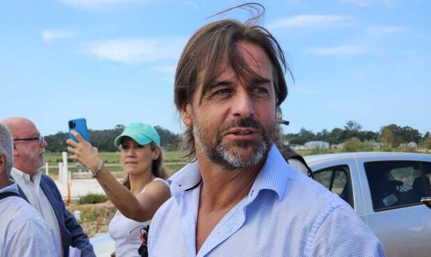 Lacalle Pou llega al acto de realojo del barrio Kennedy. Foto: Ricardo Figueredo/El País