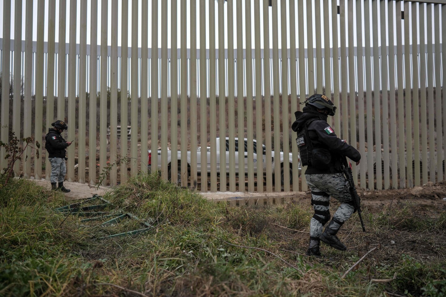 Oficiales de la Guardia Nacional de México hacen guardia en el lado mexicano de la frontera.