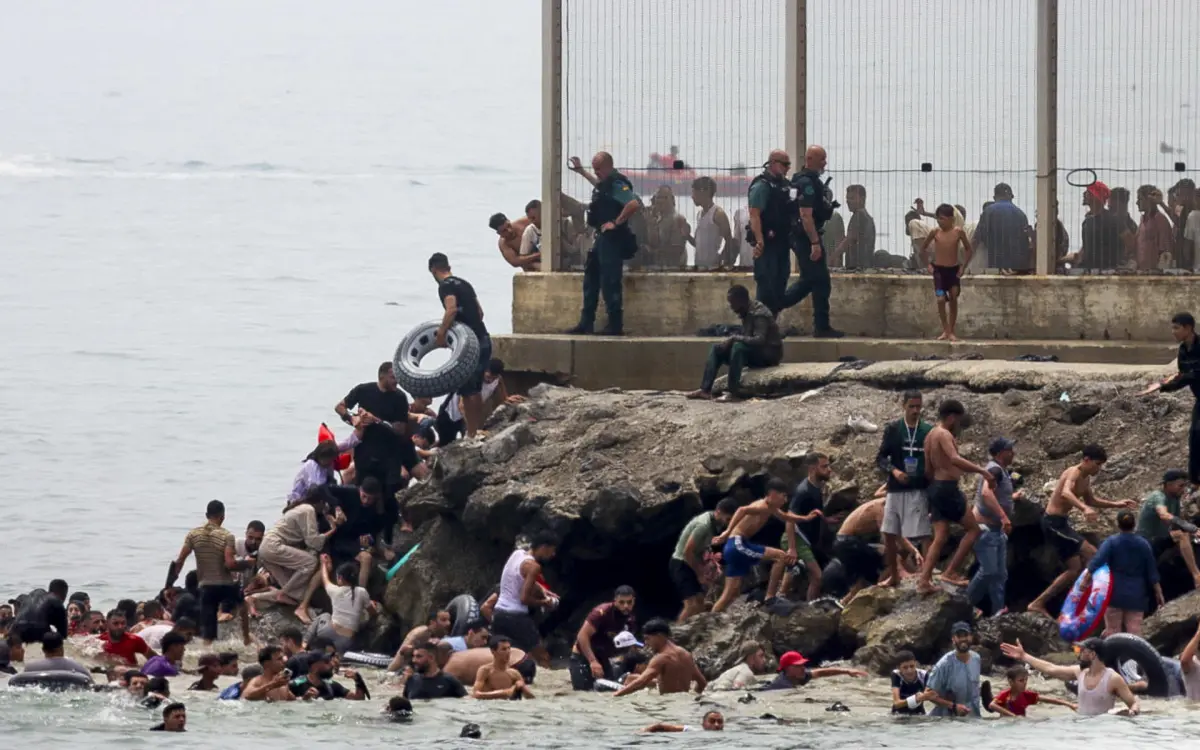 Una avalancha de migrantes salta las vallas y desborda la frontera terrestre entre España y Marruecos
