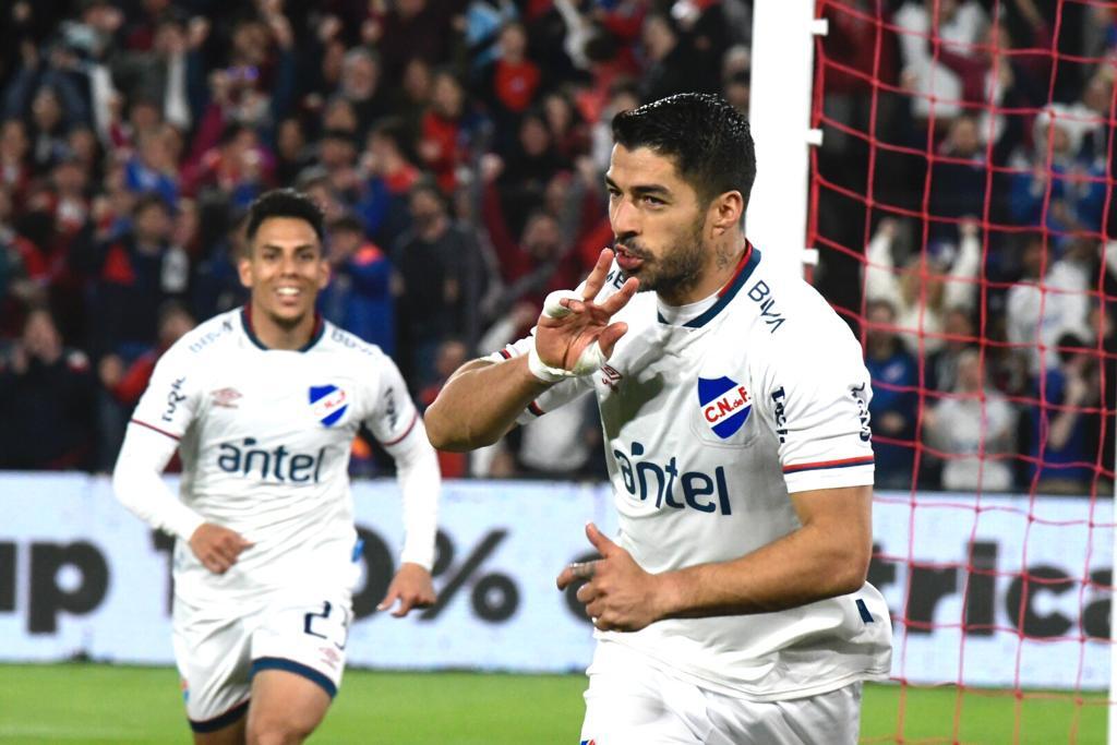 Luis Suárez festeja su gol con Nacional en el Gran Parque Central. FOTO: Leonardo Mainé.