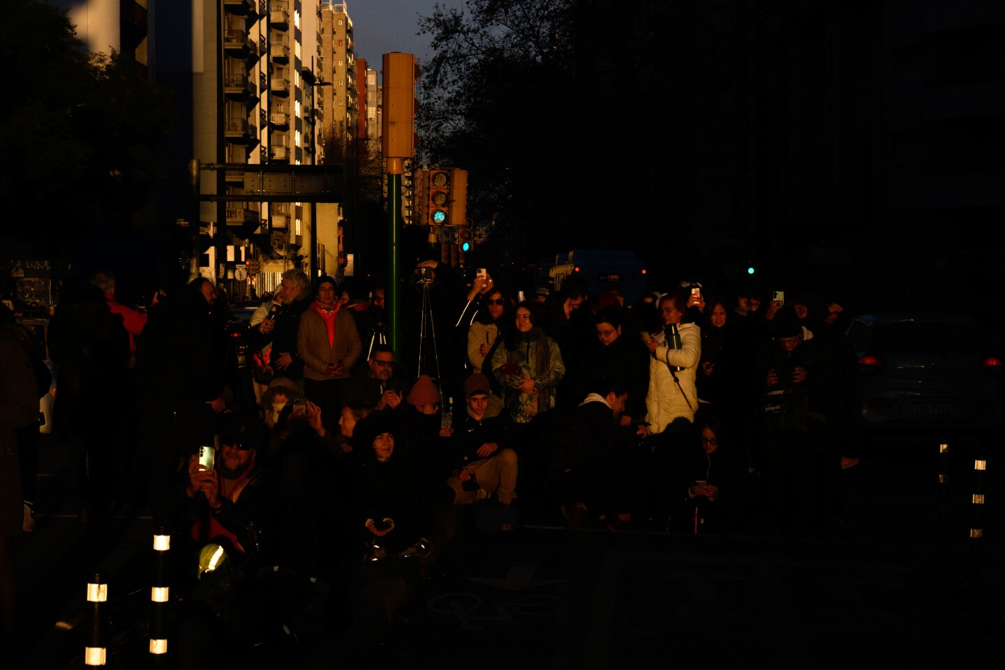 Espectadores presenciando el amanecer en la avenida 18 de Julio