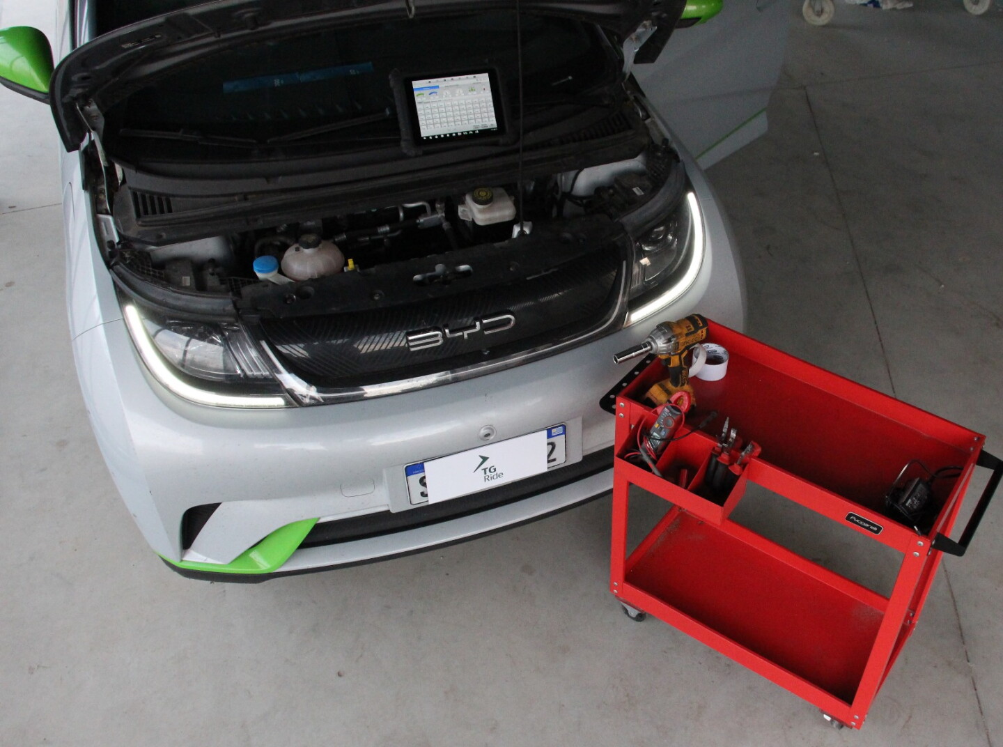 Auto eléctrico en reparación.