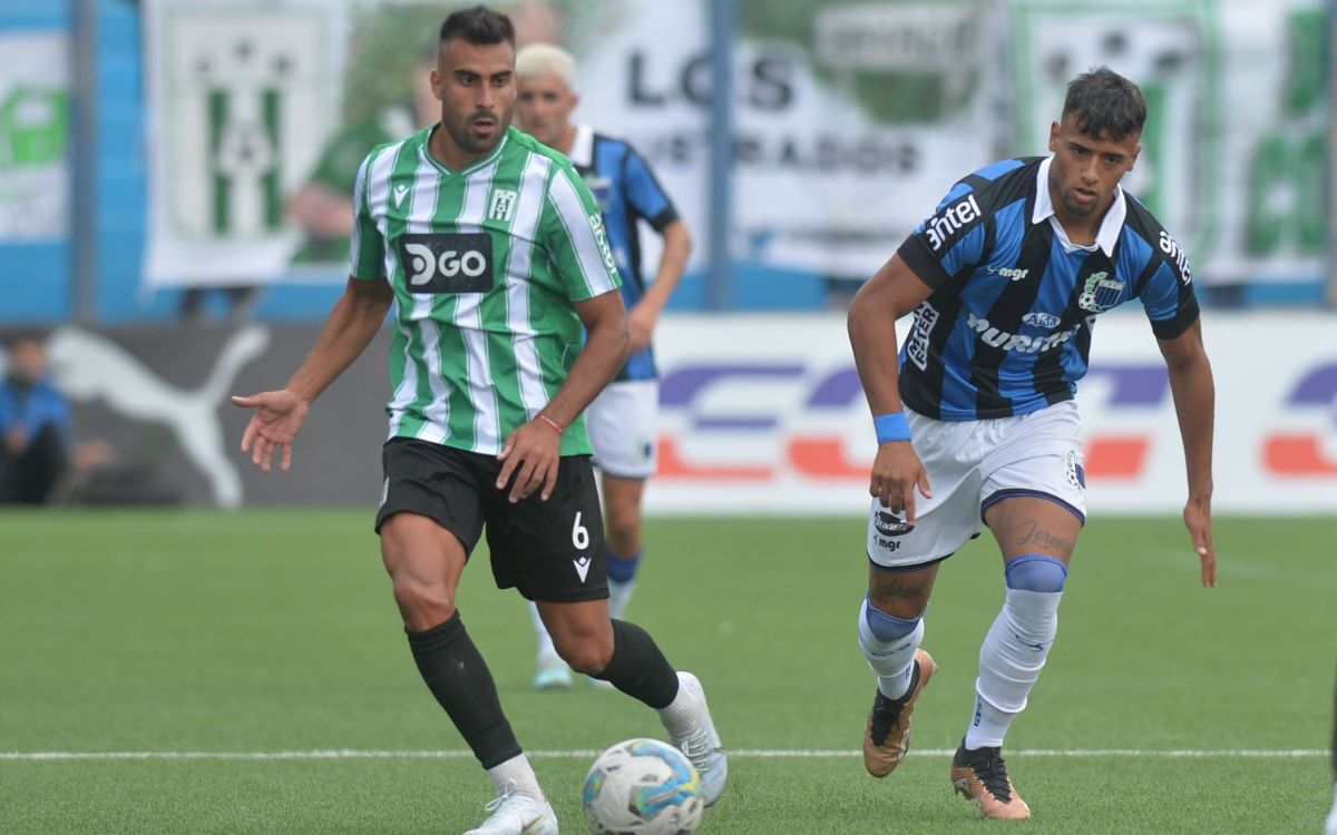 Diego Sosa defendiendo a Racing de Montevideo.