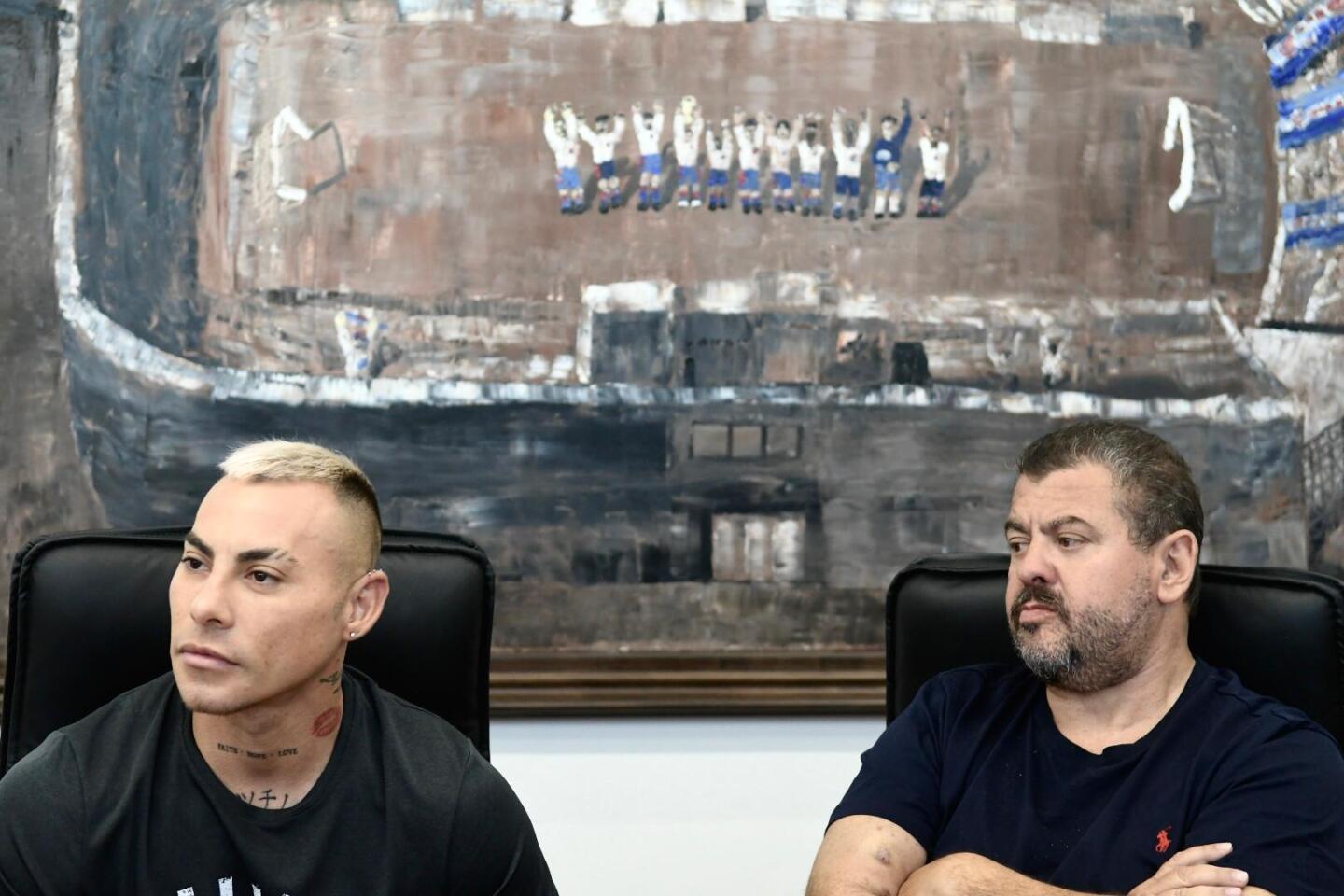 El delantero chileno Eduardo Vargas y el vicepresidente de Nacional, Flavio Perchman.