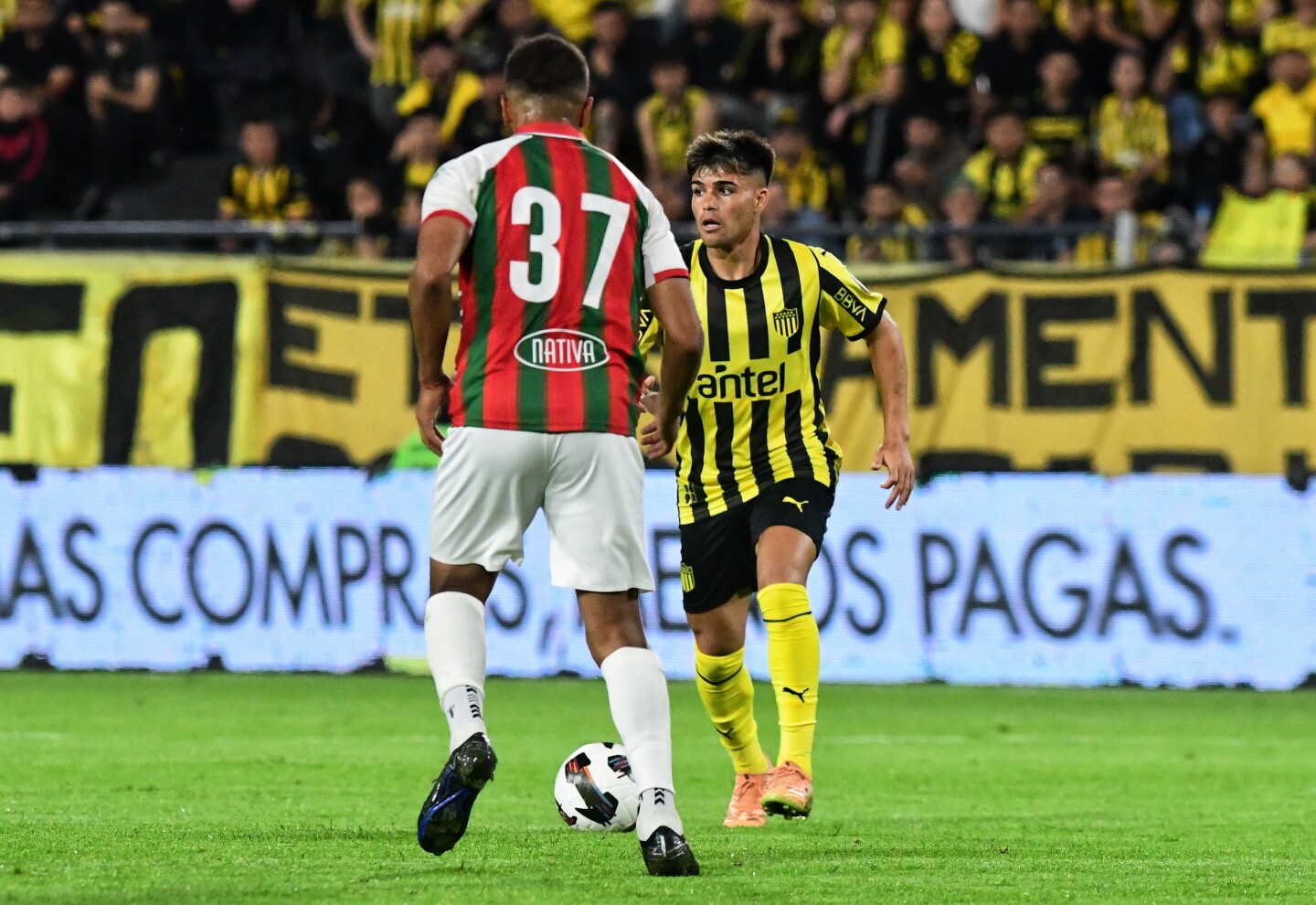 Alan Medina y Maximiliano Noble en el partido entre Peñarol y Deportivo Maldonado.
