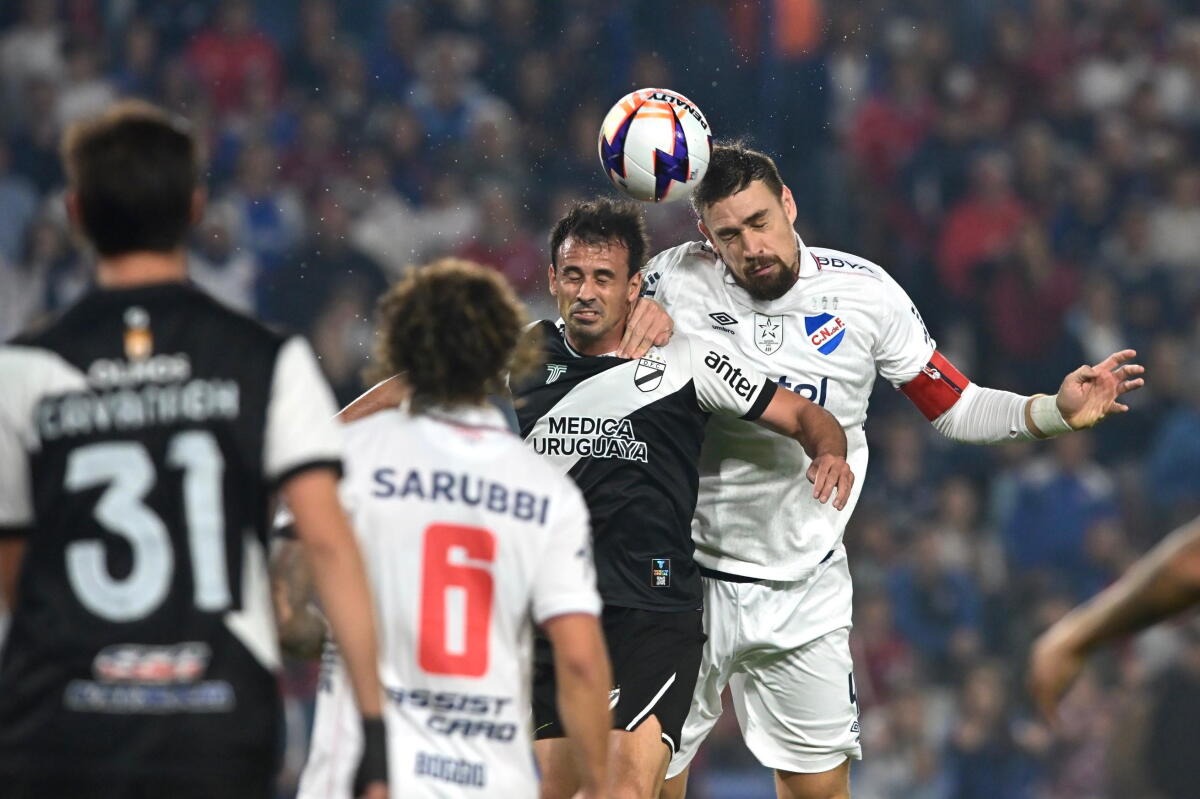 Sebastián Coates y Leandro Sosa disputan la pelota en el aire en el partido entre Nacional y Danubio.